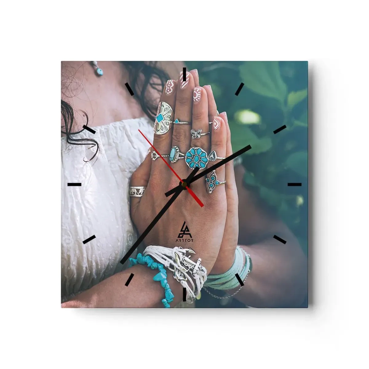 Wanduhr - Glasuhr - Mit Boho-Schmuck verzierte Hände - 30x30cm - Willkommen im Zentrum des Seins - Moderne Wanddekoration für Wohnzimmer und Schlafzimmer ARTTOR
