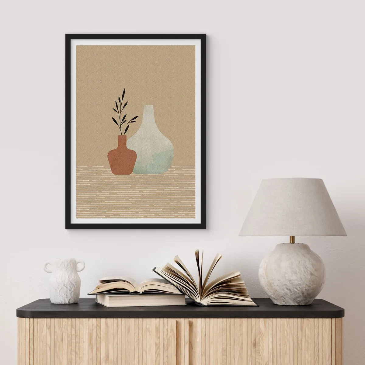 Poster in einem schwarzem Rahmen - Illustration von Keramikvasen in gedeckten Farben - 50x70cm - Vase und ihre Idee - Moderne Wanddekoration für Wohnzimmer und Schlafzimmer ARTTOR