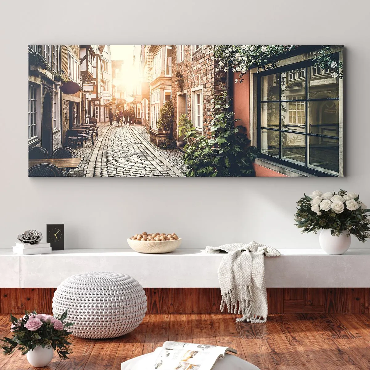 Bild auf Leinwand - Leinwandbild - Eine charmante Straße mit Steinpflaster und Blumen - 140x50cm - Rosenallee im rosa Schein - Moderne Wanddekoration für Wohnzimmer und Schlafzimmer ARTTOR