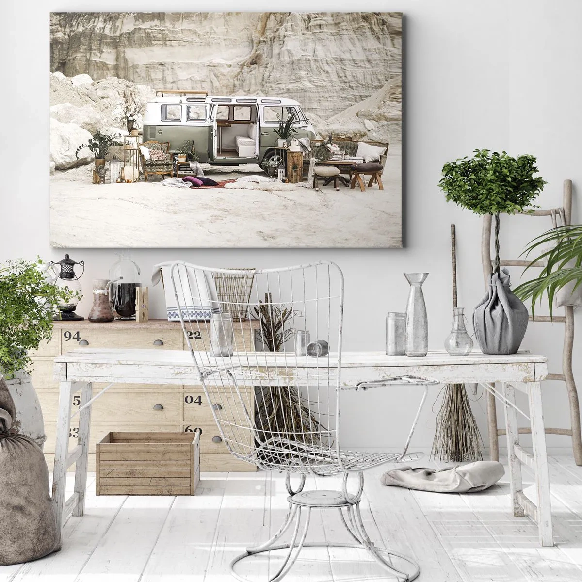 Bild auf Leinwand - Leinwandbild - Ein Retro-Camper im Boho-Design vor einer felsigen Landschaft. - 70x50cm - Es ist die Zeit, die Reise zu beginnen - Moderne Wanddekoration für Wohnzimmer und Schlafzimmer ARTTOR