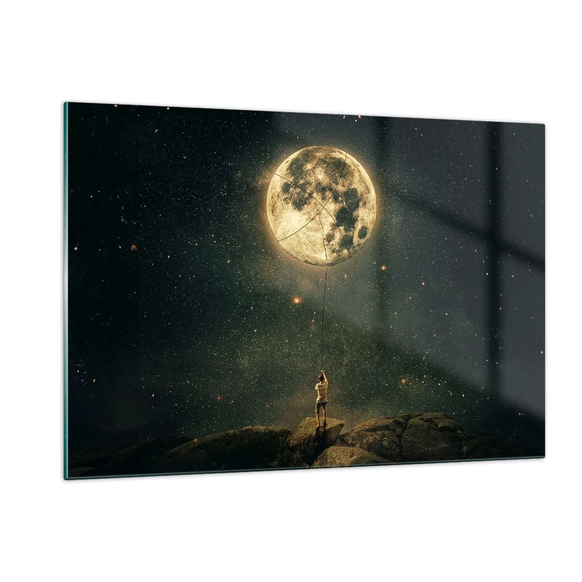 Glasbild - Bild auf glas - Eine Figur auf einem Felsen hält den Mond, der an einem Seil gefangen ist. - 120x80cm - Der Mann, der den Mond gestohlen hat - Moderne Wanddekoration für Wohnzimmer und Schlafzimmer ARTTOR