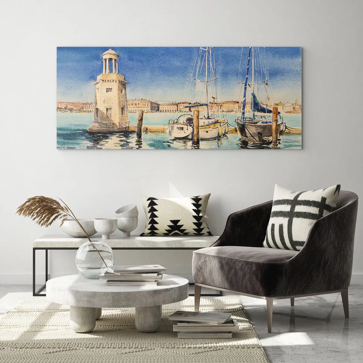 Glasbild - Bild auf glas - Yachthafen mit Booten vor der Kulisse einer blauen Lagune - 160x50cm - Sonnige Lagune - Moderne Wanddekoration für Wohnzimmer und Schlafzimmer ARTTOR