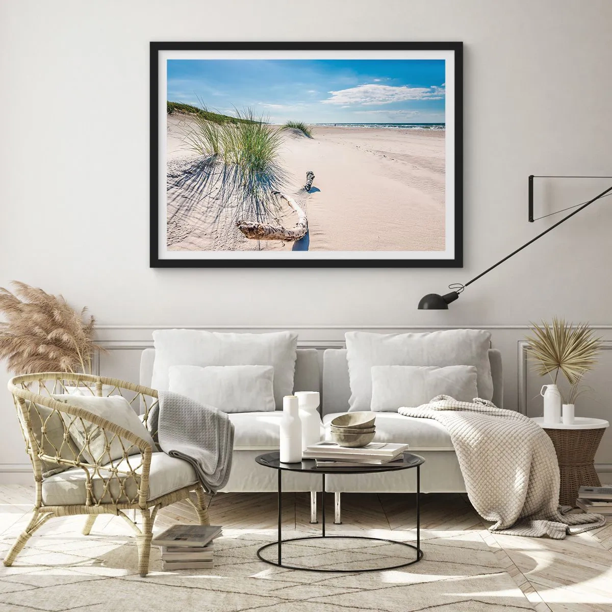 Poster in einem schwarzem Rahmen - Ein Ostseestrand mit Sand, Gras und einem ruhigen blauen Himmel - 70x50cm - Der schönste Strand? Ostsee-Strand - Moderne Wanddekoration für Wohnzimmer und Schlafzimmer ARTTOR