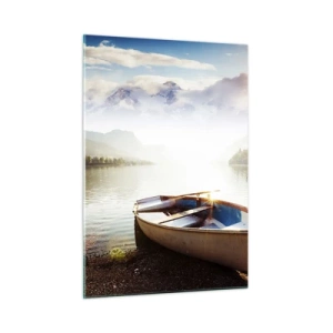 Glasbild - Bild auf glas - Ein Boot auf einem See, umgeben von Bergen bei Sonnenaufgang - 50x70cm - Am tollen und klaren Wasser - Moderne Wanddekoration für Wohnzimmer und Schlafzimmer ARTTOR