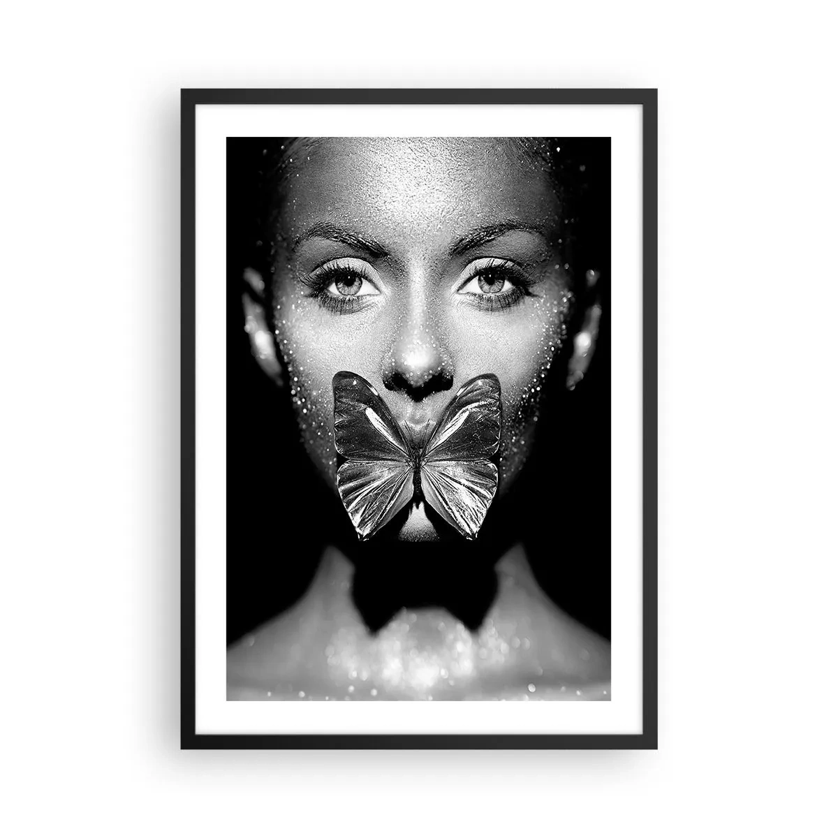 Poster in einem schwarzem Rahmen - Porträt einer Frau mit einem Schmetterling auf den Lippen in Schwarzweiß - 50x70cm - Schmetterlingskuss - Moderne Wanddekoration für Wohnzimmer und Schlafzimmer ARTTOR