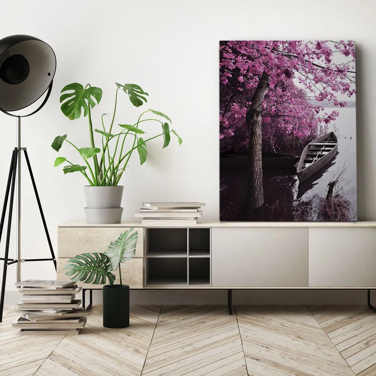 Bild auf Leinwand - Leinwandbild - Ein Boot am Ufer eines Sees zwischen rosa Bäumen - 50x70cm - In rosa Stille - Moderne Wanddekoration für Wohnzimmer und Schlafzimmer ARTTOR