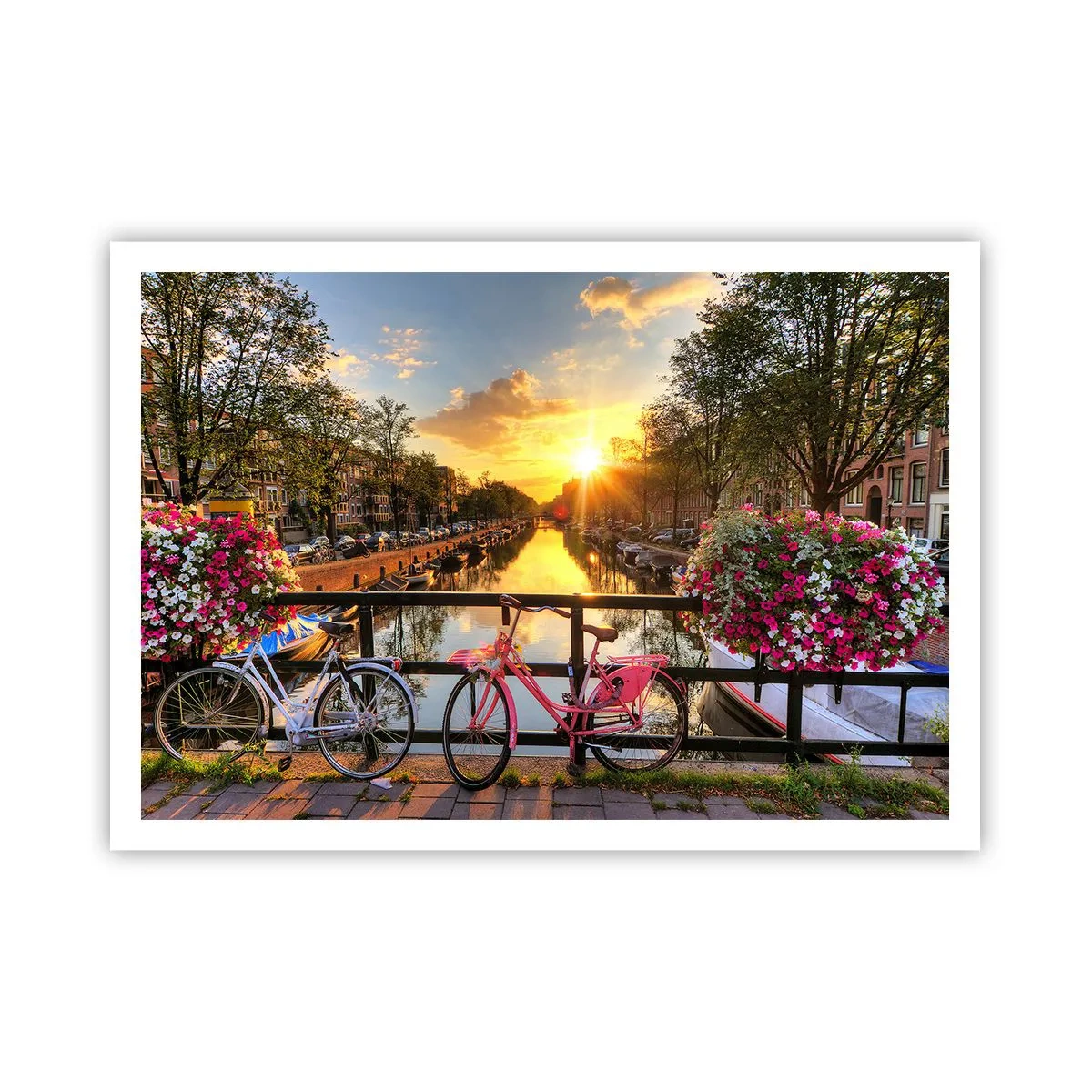 Poster - Fahrräder auf einer Brücke im Schein der untergehenden Sonne - 100x70cm - Frühlingsmorgen in Amsterdam - Moderne Wanddekoration für Wohnzimmer und Schlafzimmer ARTTOR