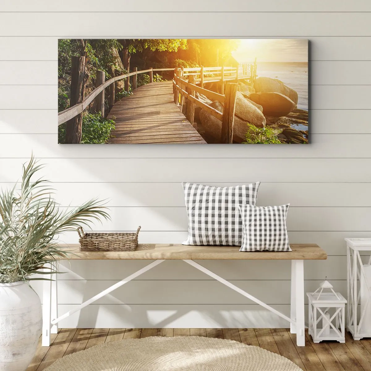 Bild auf Leinwand - Leinwandbild - Eine Holzbrücke im Grünen, die in den Sonnenstrahlen zum Meer führt - 140x50cm - Noch eine Wendung, ein weiteres Wunder - Moderne Wanddekoration für Wohnzimmer und Schlafzimmer ARTTOR