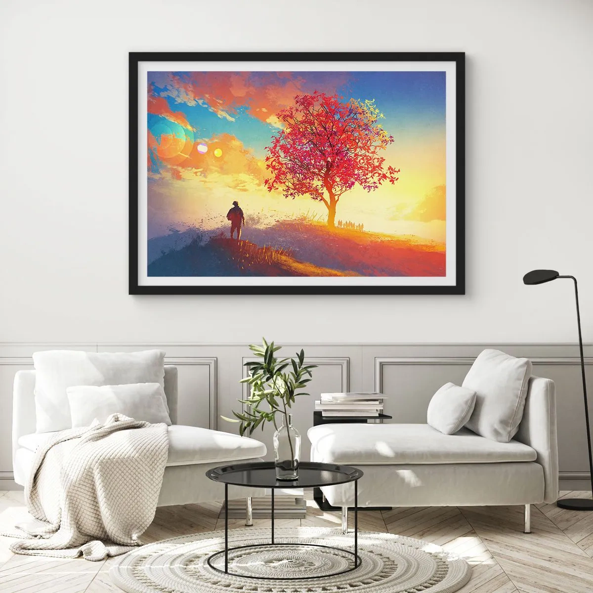 Poster in einem schwarzem Rahmen - Eine Figur auf einem Hügel neben einem bunten Baum im Licht der untergehenden Sonne - 70x50cm - Pilger am Ziel - Moderne Wanddekoration für Wohnzimmer und Schlafzimmer ARTTOR