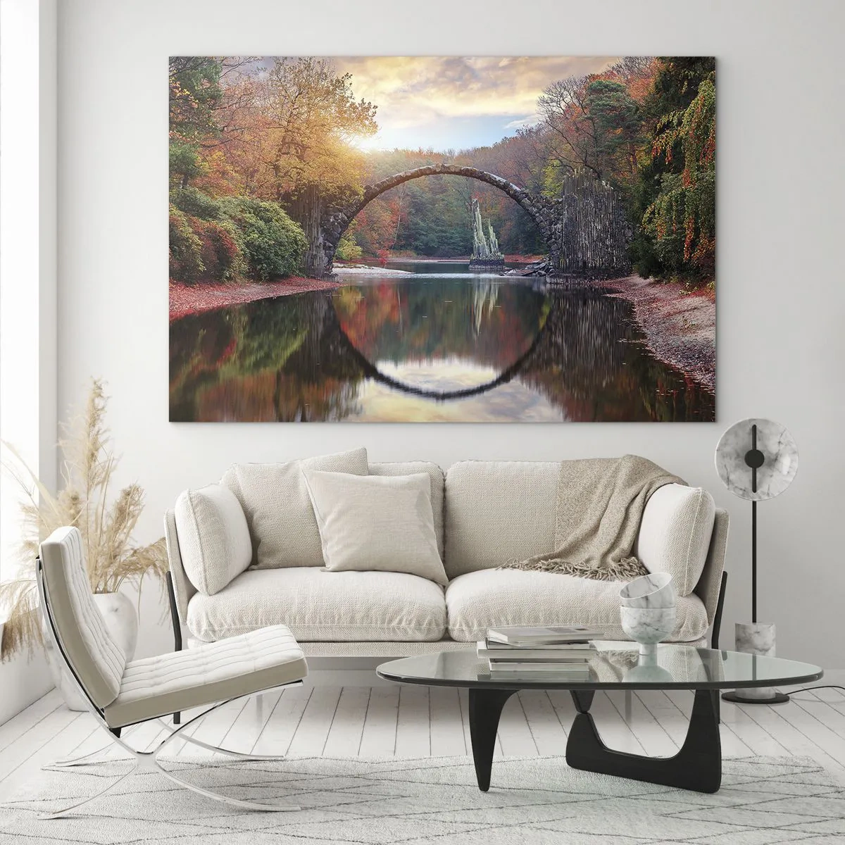 Glasbild - Bild auf glas - Eine Steinbrücke spiegelt sich in einem See inmitten eines herbstlichen Waldes - 120x80cm - Auf der anderen Seite des Spiegels - Moderne Wanddekoration für Wohnzimmer und Schlafzimmer ARTTOR