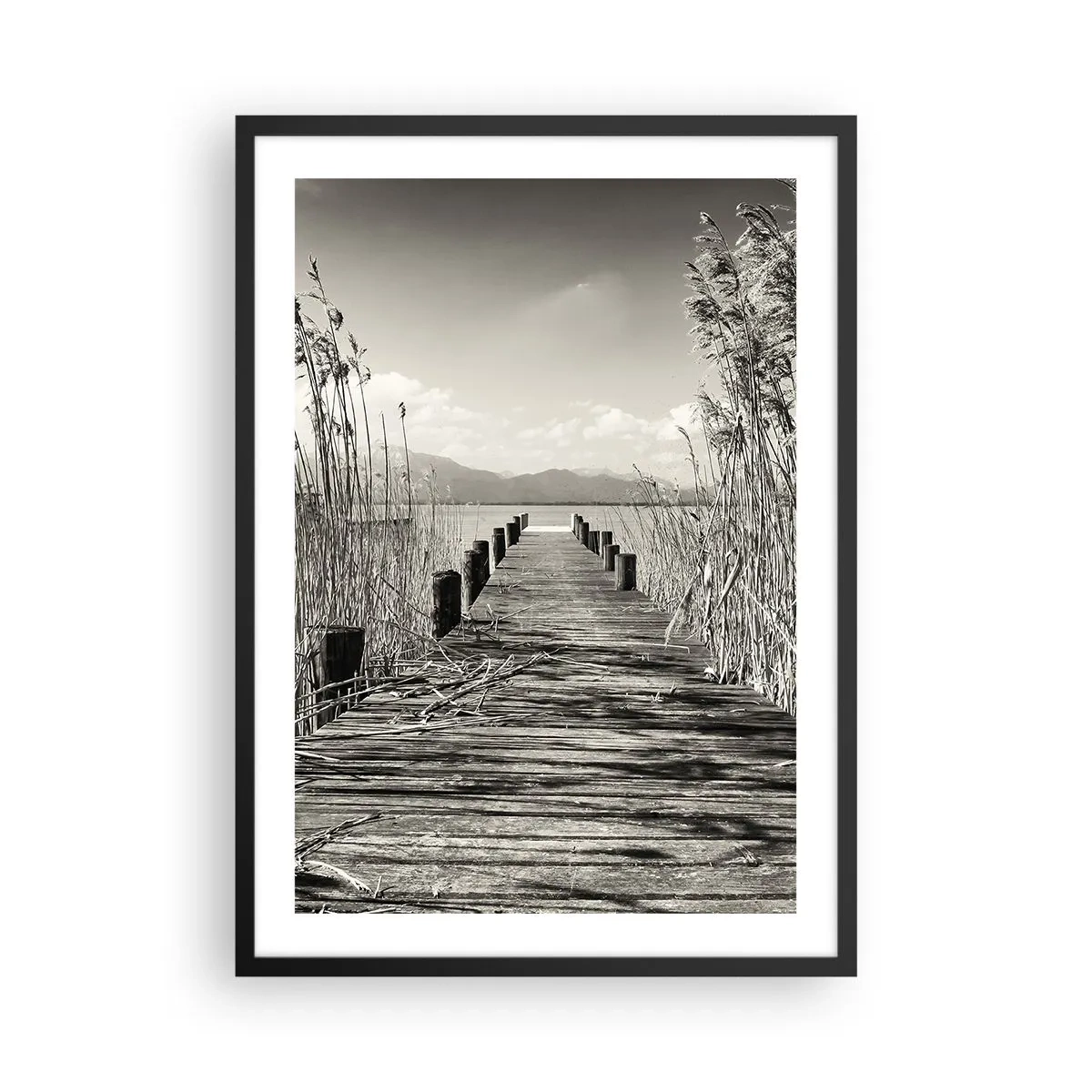 Poster in einem schwarzem Rahmen - Eine Holzbrücke im Schilf über einem sepiafarbenen See - 50x70cm - In der Stille des Grases - Moderne Wanddekoration für Wohnzimmer und Schlafzimmer ARTTOR
