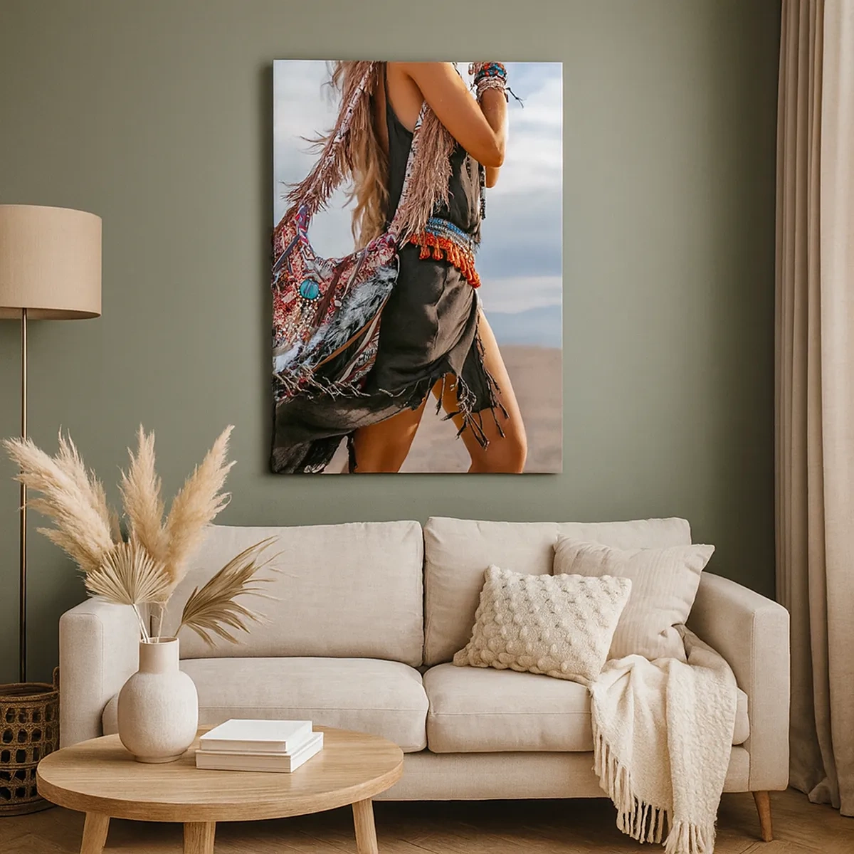 Bild auf Leinwand - Leinwandbild - Eine Frau im Boho-Stil mit Feder- und Schmuckdetails - 50x70cm - Das Mädchen des Schamanen - Moderne Wanddekoration für Wohnzimmer und Schlafzimmer ARTTOR