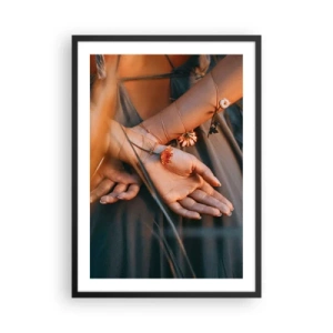 Poster in einem schwarzem Rahmen - Hände umschlungen mit zarten Blumen im goldenen Licht - 50x70cm - Verbunden mit der Natur - Moderne Wanddekoration für Wohnzimmer und Schlafzimmer ARTTOR