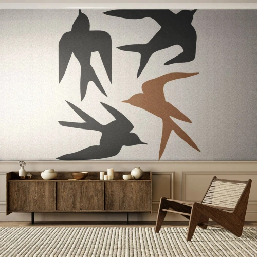Fototapete Premium Sand - Stilisierte Silhouetten von Schwalben im Flug vor hellem Hintergrund - 100x70cm - Schwalbenspaß - Moderne Wanddekoration für Wohnzimmer und Schlafzimmer ARTTOR
