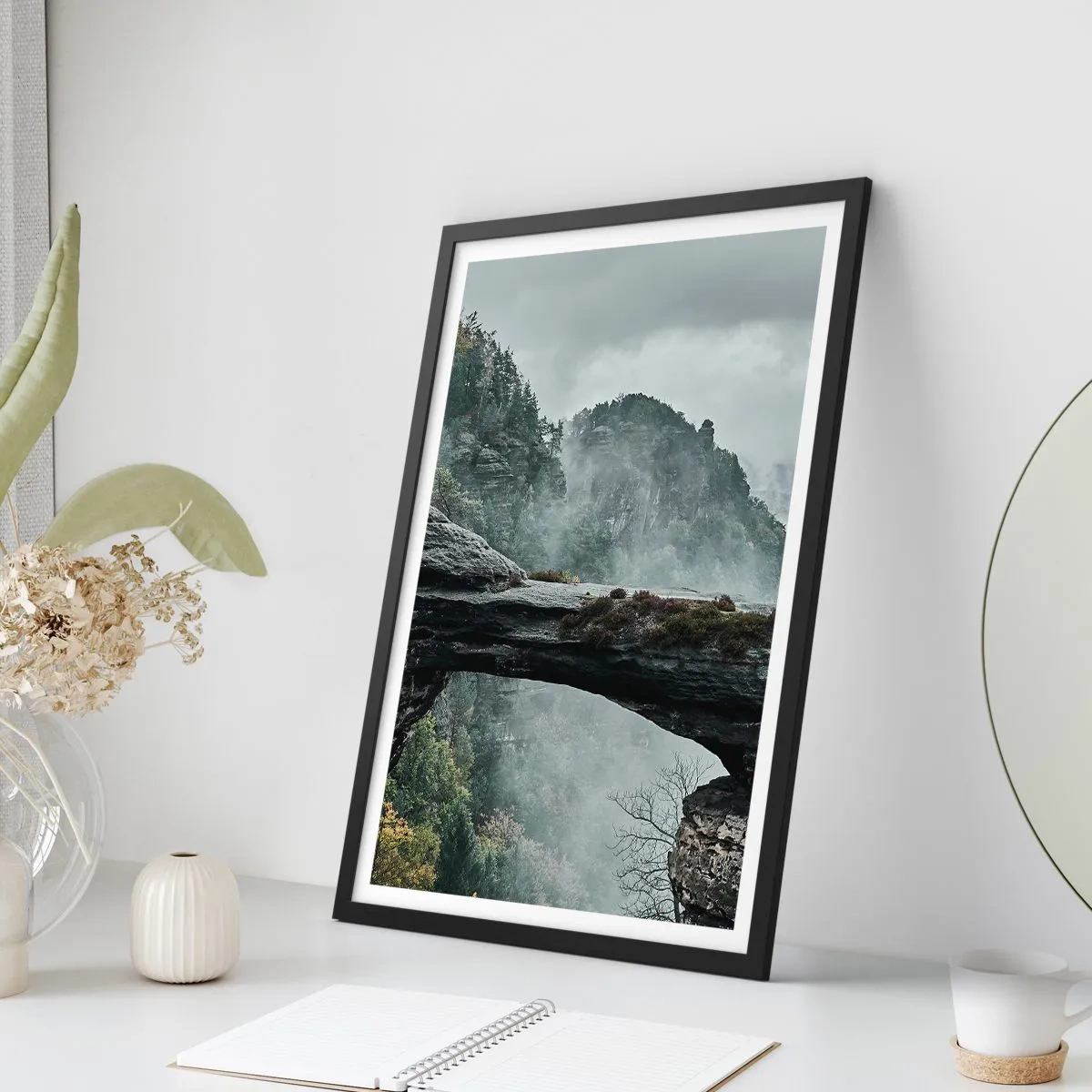 Poster in einem schwarzem Rahmen - Ein Foto einer geheimnisvollen, in Nebel gehüllten Felsbrücke in einer Berglandschaft. - 50x70cm - Abenteuer beginnt gleich - Moderne Wanddekoration für Wohnzimmer und Schlafzimmer ARTTOR