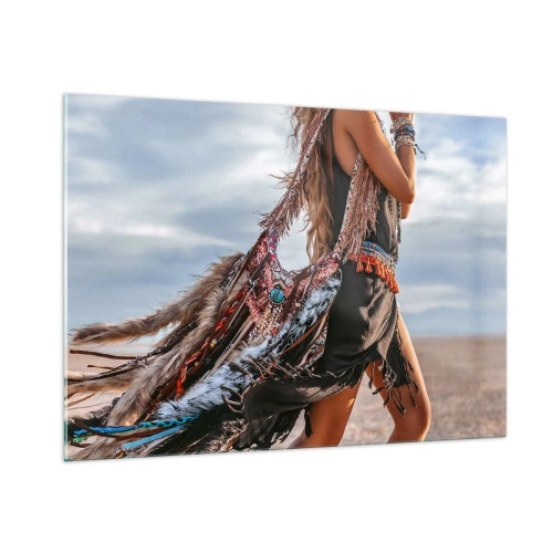 Glasbild - Bild auf glas - Frau im Boho-Stil mit Federn und Dekorationen vor einem Wüstenhintergrund - 100x70cm - Das Mädchen des Schamanen - Moderne Wanddekoration für Wohnzimmer und Schlafzimmer ARTTOR