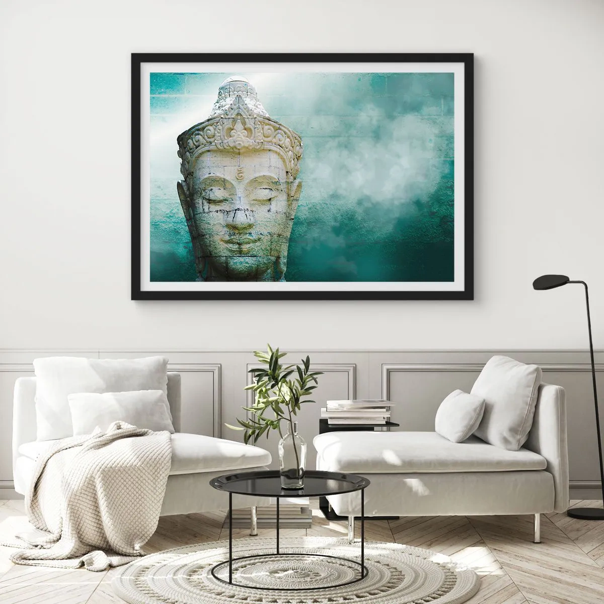 Poster in einem schwarzem Rahmen - Buddha-Statue mit sanftem Nebel vor grünem Hintergrund - 100x70cm - Auf der Suche nach dem Licht - Moderne Wanddekoration für Wohnzimmer und Schlafzimmer ARTTOR