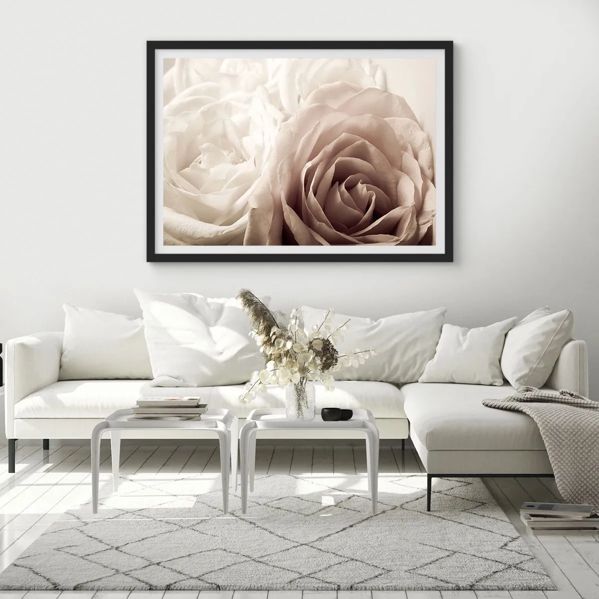 Poster in einem schwarzem Rahmen - Zarte Rosen in pastelligen Beigetönen - 70x50cm - Im Herzen der Rose - Moderne Wanddekoration für Wohnzimmer und Schlafzimmer ARTTOR