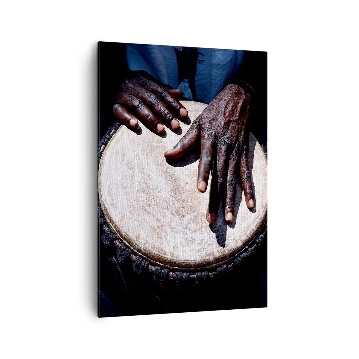 Bild auf Leinwand - Leinwandbild - Hände spielen eine Djembe-Trommel in einer dynamischen Komposition - 70x100cm - Lebe in deinem eigenen Rhythmus - Moderne Wanddekoration für Wohnzimmer und Schlafzimmer ARTTOR