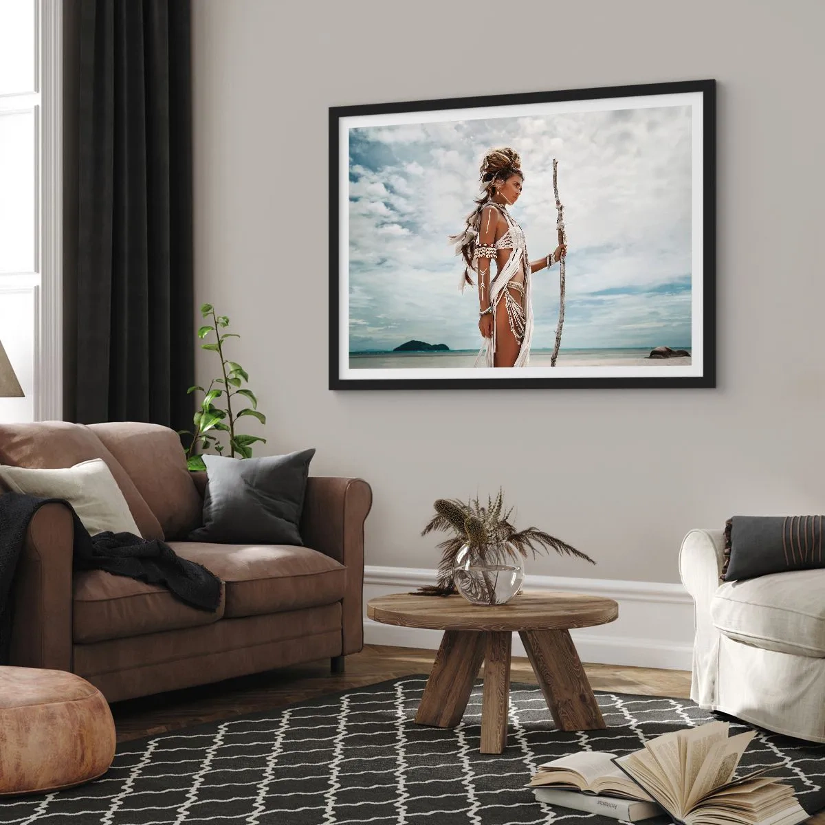 Poster in einem schwarzem Rahmen - Stilisierte Frau am Strand mit ethnischen Ornamenten und einem Stock - 70x50cm - Königin der Tropen - Moderne Wanddekoration für Wohnzimmer und Schlafzimmer ARTTOR