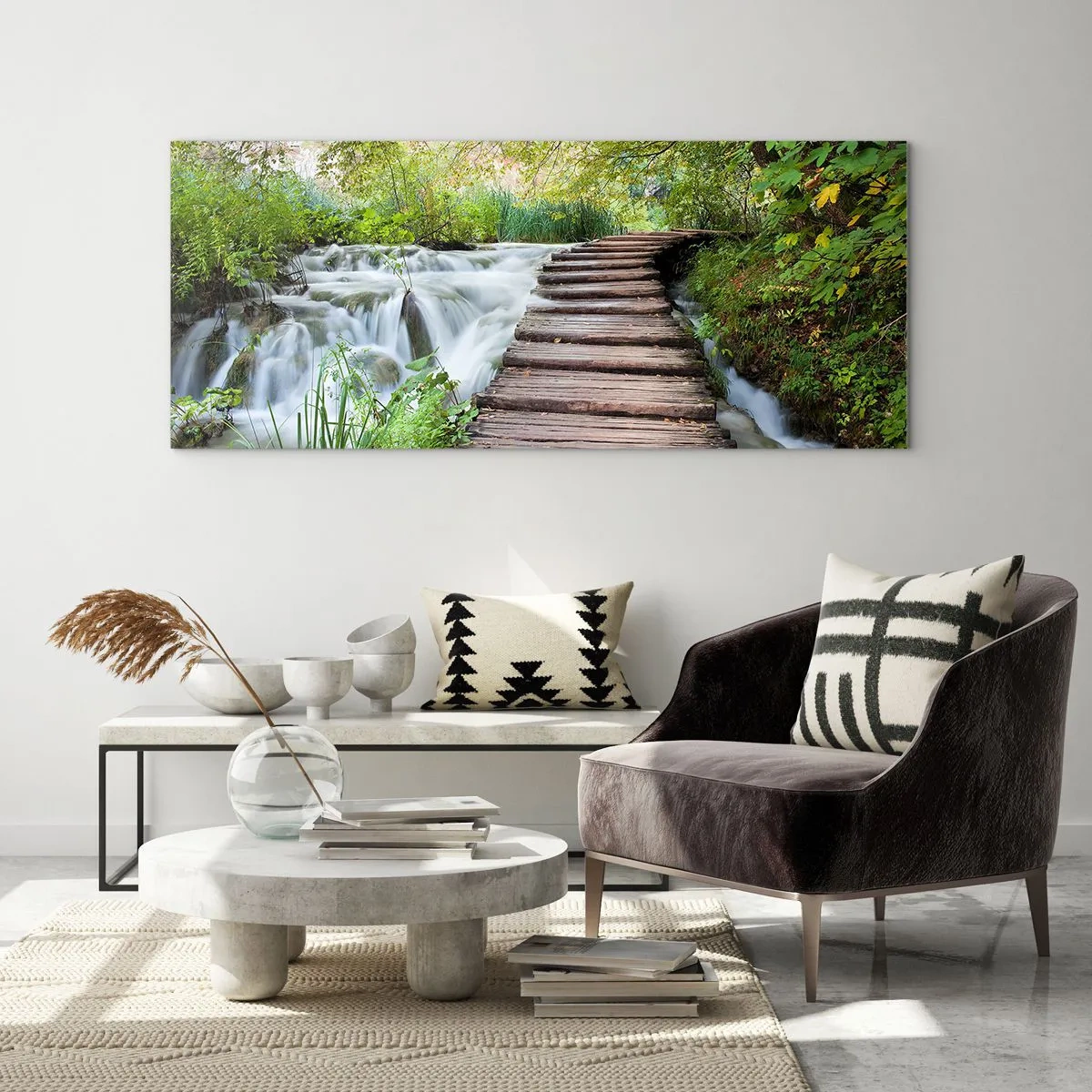 Glasbild - Bild auf glas - Eine Holzbrücke über einen Wasserfall, umgeben von üppigem grünen Wald. - 140x50cm - Das Wasser ist überhaupt nicht ruhig - Moderne Wanddekoration für Wohnzimmer und Schlafzimmer ARTTOR