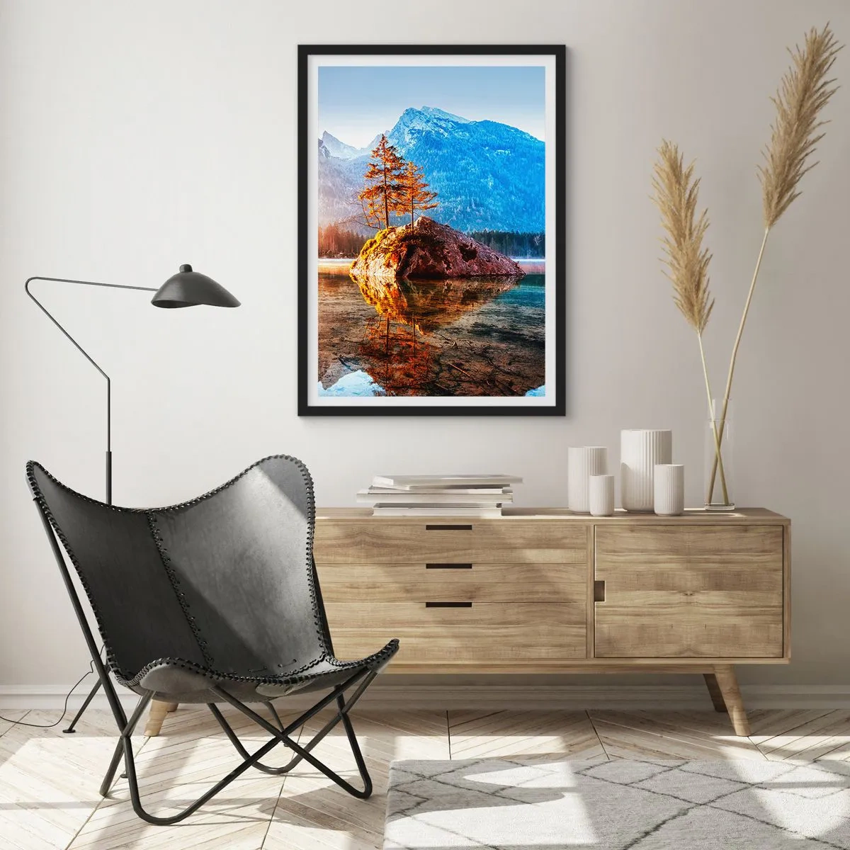 Poster in einem schwarzem Rahmen - Bäume auf einem Felsen spiegeln sich in einem ruhigen See - 50x70cm - Natur in neuem Licht - Moderne Wanddekoration für Wohnzimmer und Schlafzimmer ARTTOR
