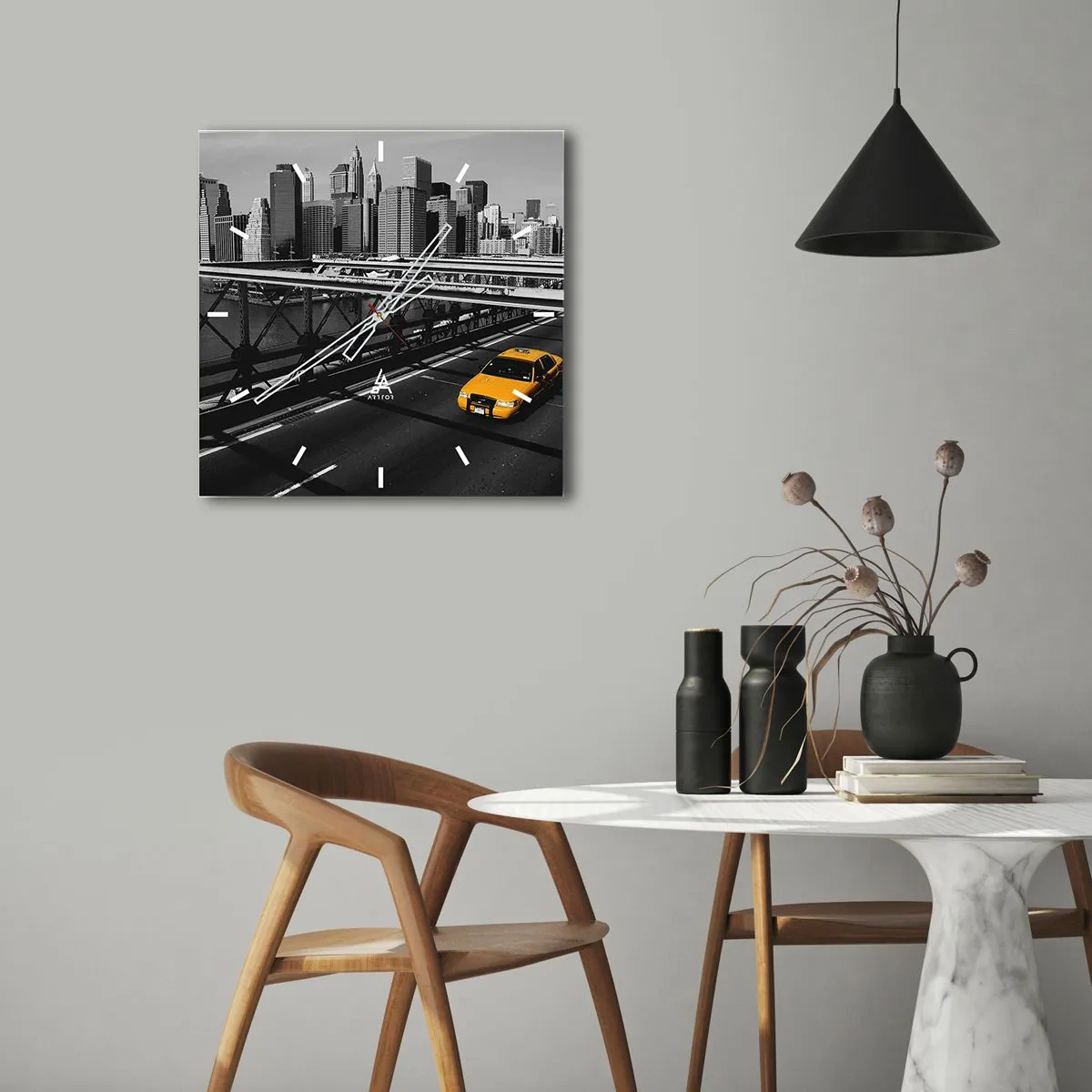 Wanduhr - Glasuhr - Gelbes Taxi auf einer Brücke mit Blick auf die Skyline von New York - 30x30cm - Die Farbe einer Großstadt - Moderne Wanddekoration für Wohnzimmer und Schlafzimmer ARTTOR