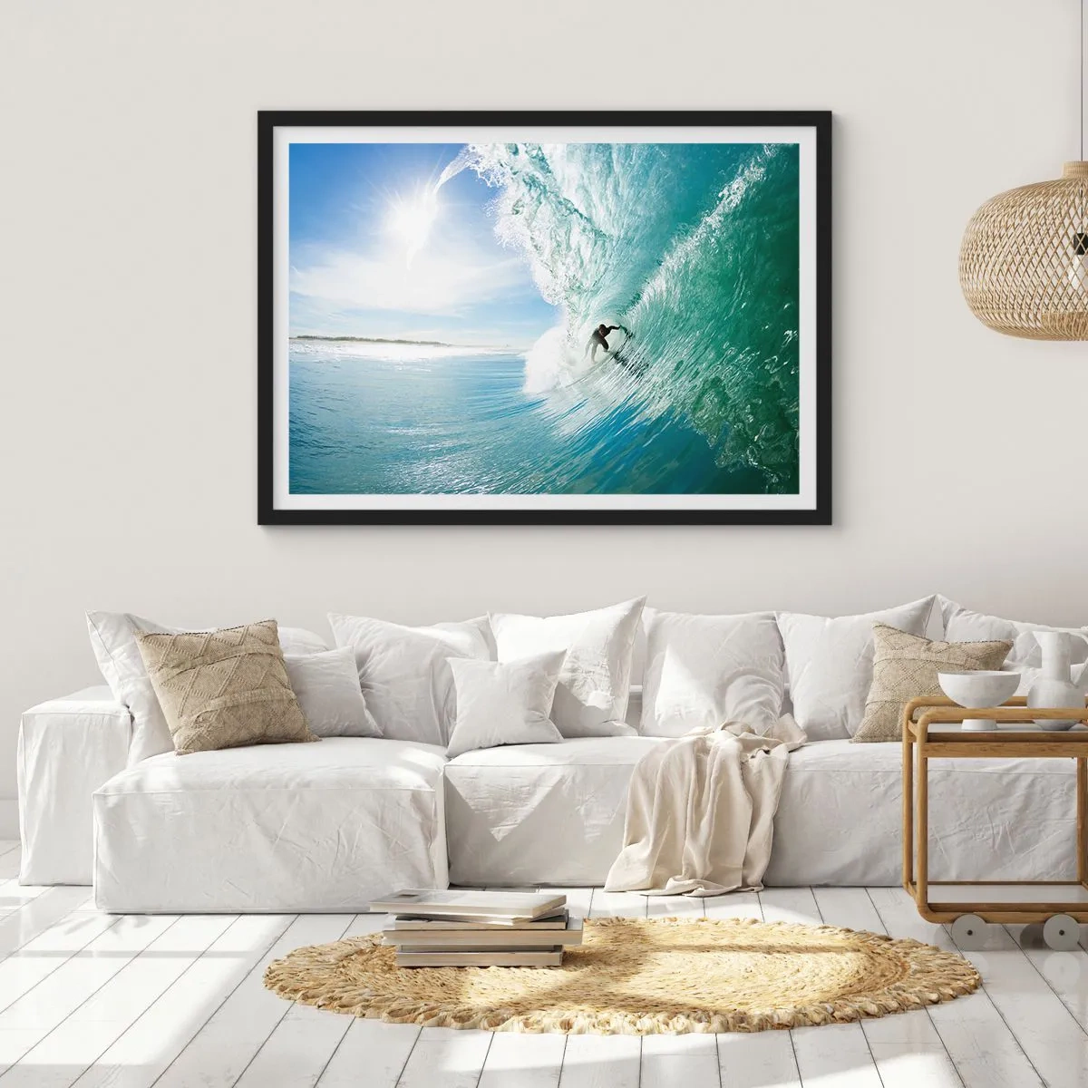 Poster in einem schwarzem Rahmen - Ein Surfer reitet eine Welle im Sonnenlicht vor blauem Himmel - 100x70cm - Immer Top - Moderne Wanddekoration für Wohnzimmer und Schlafzimmer ARTTOR