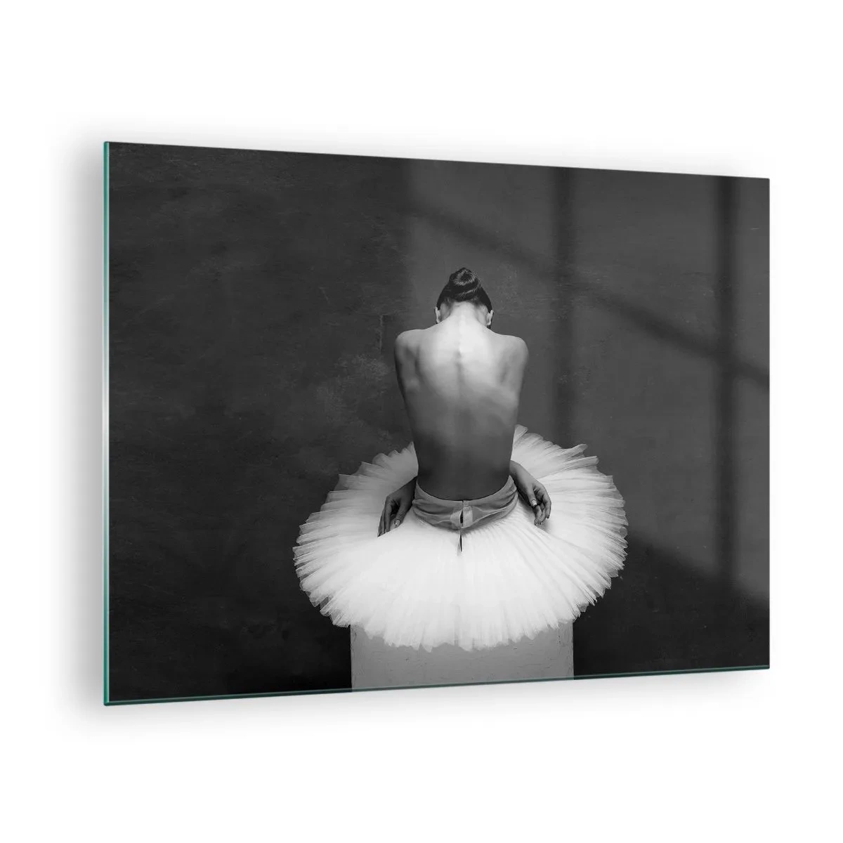 Glasbild - Bild auf glas - Eine sitzende Ballerina in einem Tüllrock vor einem Schatten - 70x50cm - Es blüht gerade - Moderne Wanddekoration für Wohnzimmer und Schlafzimmer ARTTOR