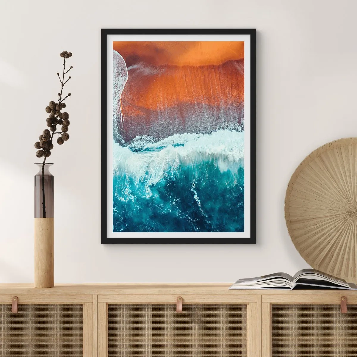 Poster in einem schwarzem Rahmen - Meereswellen brechen gegen die Küste mit warmfarbigem Sand - 50x70cm - Berührung des Ozeans - Moderne Wanddekoration für Wohnzimmer und Schlafzimmer ARTTOR