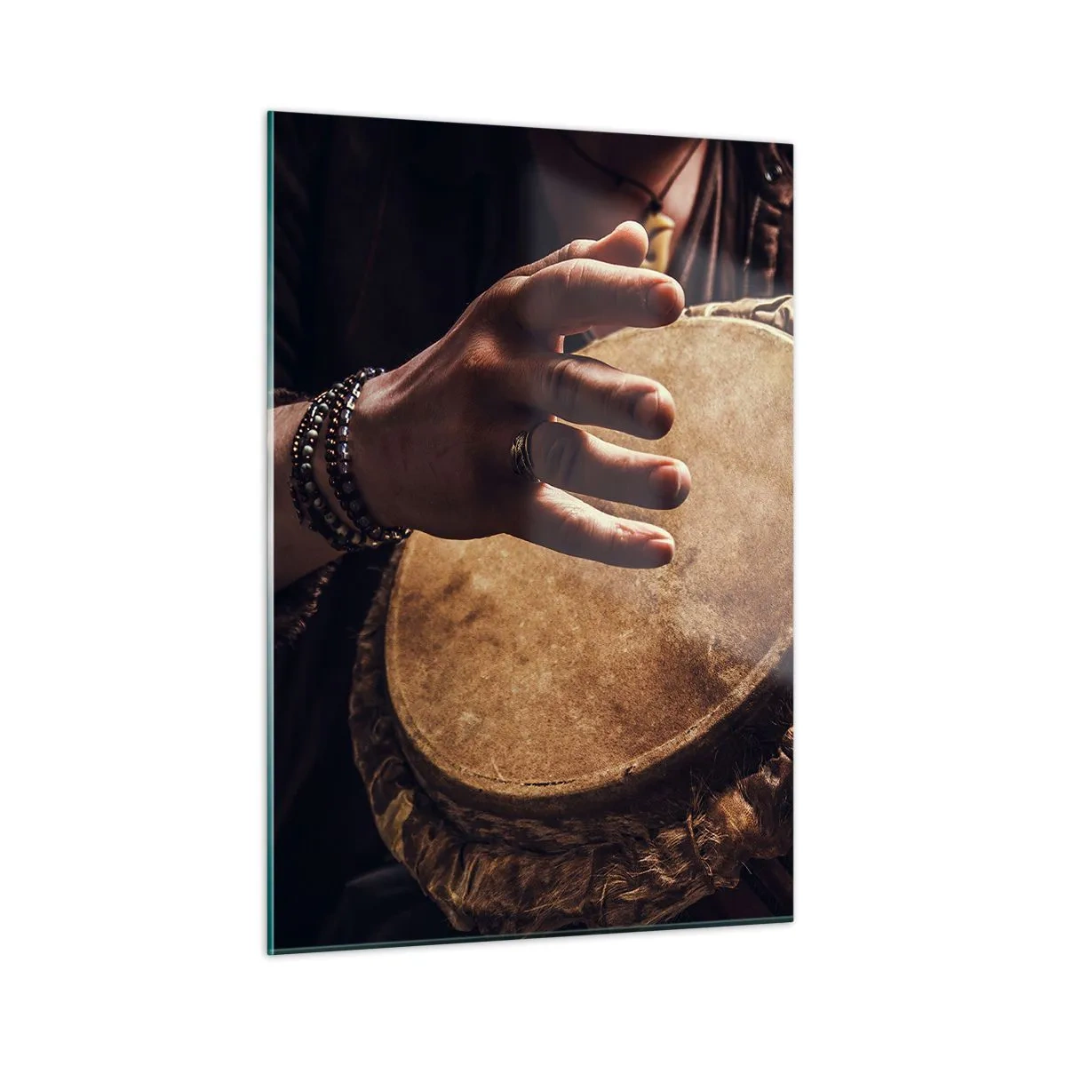 Glasbild - Bild auf glas - Nahaufnahme von Händen, die in warmem Licht eine Djembe-Trommel spielen. - 50x70cm - Im Rhythmus des Herzens - Moderne Wanddekoration für Wohnzimmer und Schlafzimmer ARTTOR