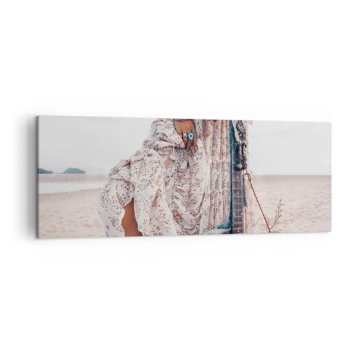 Bild auf Leinwand - Leinwandbild - Frau im Boho-Stil mit Gitarre am Strand - 140x50cm - Kinderblumen auf dem Weg - Moderne Wanddekoration für Wohnzimmer und Schlafzimmer ARTTOR