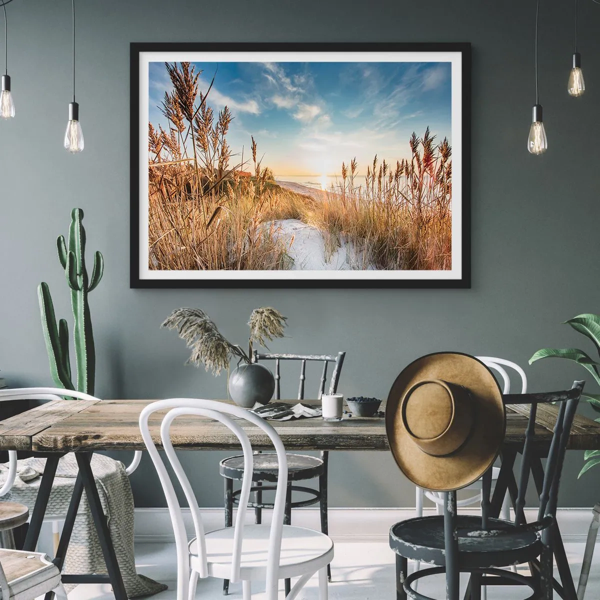 Poster in einem schwarzem Rahmen - Ein malerischer Strand mit Gras und untergehender Sonne - 70x50cm - Nordstrand - Moderne Wanddekoration für Wohnzimmer und Schlafzimmer ARTTOR