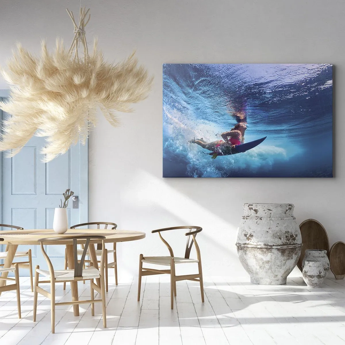 Bild auf Leinwand - Leinwandbild - Ein Surfer unter Wasser in einer dynamischen Komposition in Blautönen. - 70x50cm - Tiefe der Freude - Moderne Wanddekoration für Wohnzimmer und Schlafzimmer ARTTOR