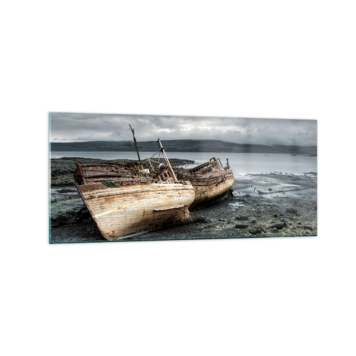 Glasbild - Bild auf glas - Verlassene Boote am Ufer in einer regnerischen Szene - 120x50cm - „Als Zeichen würdevoller Härten“ - Moderne Wanddekoration für Wohnzimmer und Schlafzimmer ARTTOR