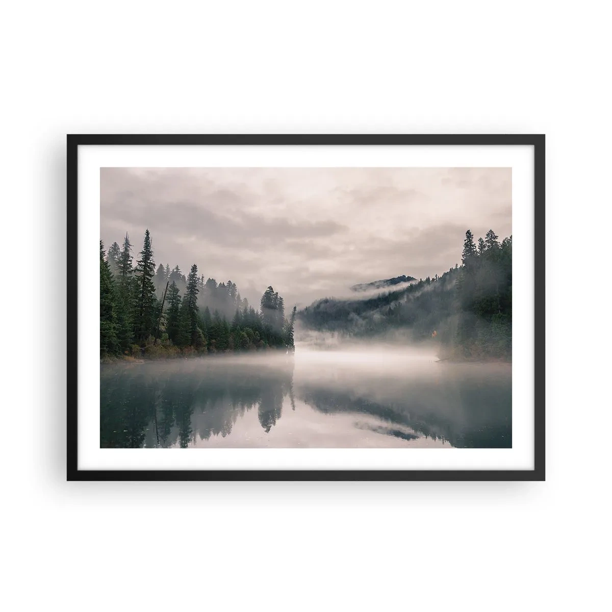 Poster in einem schwarzem Rahmen - Ein nebliger Wald spiegelt sich in einem ruhigen See - 70x50cm - In Reflexion, im Nebel - Moderne Wanddekoration für Wohnzimmer und Schlafzimmer ARTTOR