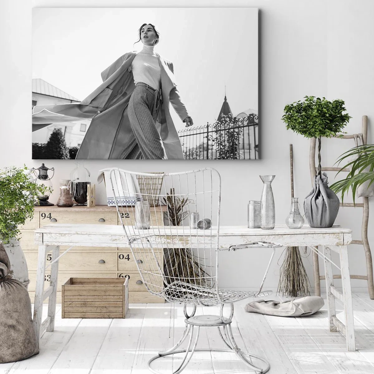Bild auf Leinwand - Leinwandbild - Stilvolle Frau im Mantel vor schwarz-weißem Architekturhintergrund - 70x50cm - Gehst du mit mir? - Moderne Wanddekoration für Wohnzimmer und Schlafzimmer ARTTOR