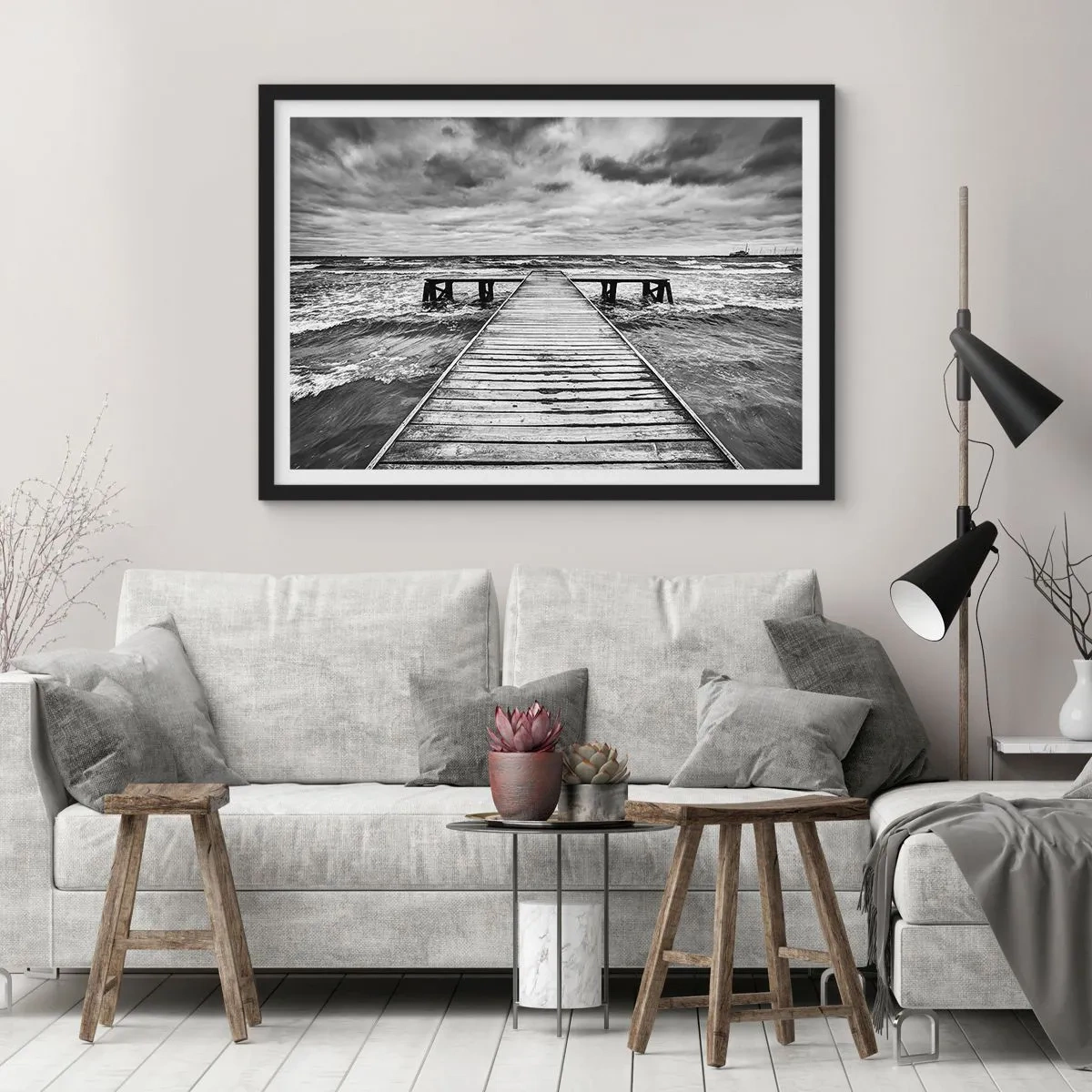 Poster in einem schwarzem Rahmen - Eine Schwarz-Weiß-Ansicht eines Holzstegs über einer stürmischen See. - 100x70cm - Ich warte darauf, dass der Wind wegjagt... - Moderne Wanddekoration für Wohnzimmer und Schlafzimmer ARTTOR