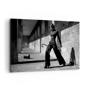 Bild auf Leinwand - Leinwandbild - Stilvolle Frau in einem industriellen Umfeld - 120x80cm - Urbane Eleganz - Moderne Wanddekoration für Wohnzimmer und Schlafzimmer ARTTOR