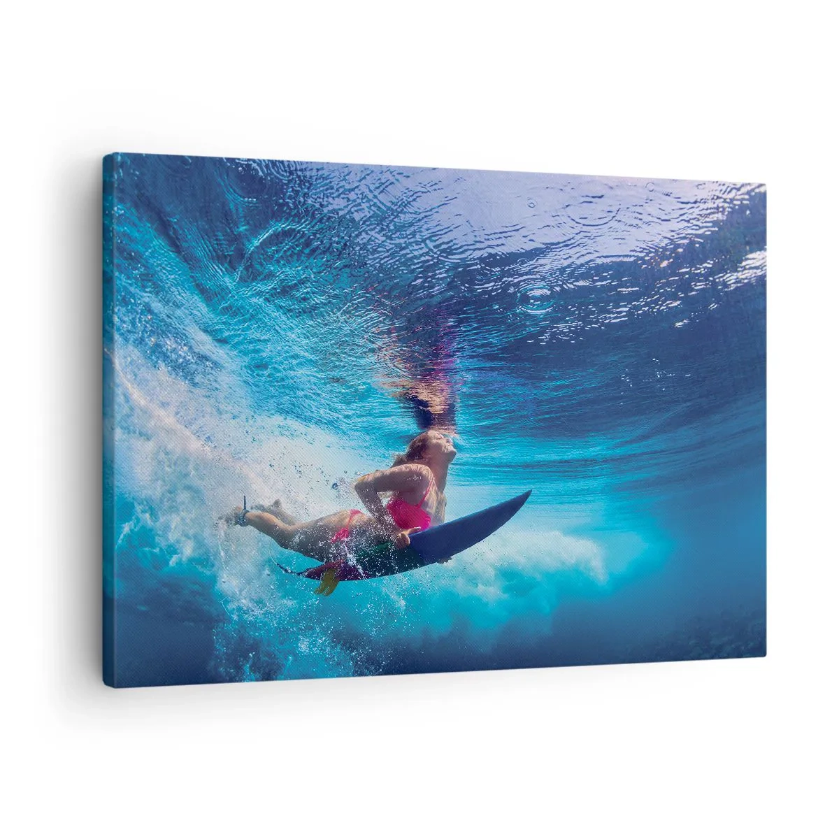 Bild auf Leinwand - Leinwandbild - Ein Surfer unter Wasser in einer dynamischen Komposition in Blautönen. - 70x50cm - Tiefe der Freude - Moderne Wanddekoration für Wohnzimmer und Schlafzimmer ARTTOR