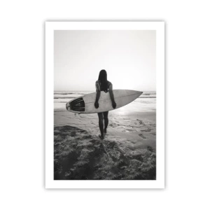 Poster - Frau mit Surfbrett am Strand bei Sonnenuntergang - 50x70cm - Die Tochter der Meereswelle - Moderne Wanddekoration für Wohnzimmer und Schlafzimmer ARTTOR