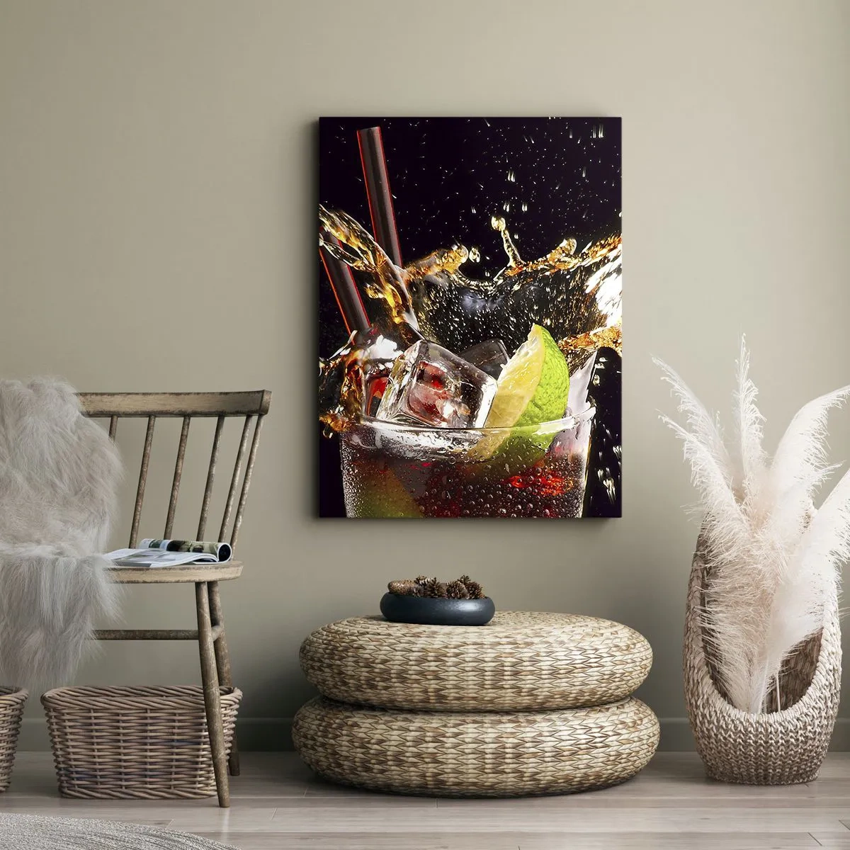 Bild auf Leinwand - Leinwandbild - Ein Glas Getränk, Limette und Eis im Moment des dynamischen Spritzens - 50x70cm - Freude und Energie der Farben - Moderne Wanddekoration für Wohnzimmer und Schlafzimmer ARTTOR
