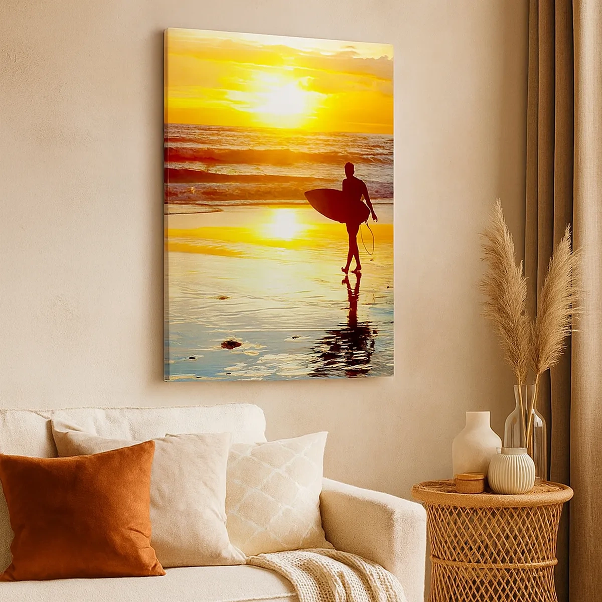 Bild auf Leinwand - Leinwandbild - Ein Surfer geht bei Sonnenuntergang mit einem Brett in der Hand am Strand spazieren. - 50x70cm - Die Rückkehr des Kriegers - Moderne Wanddekoration für Wohnzimmer und Schlafzimmer ARTTOR
