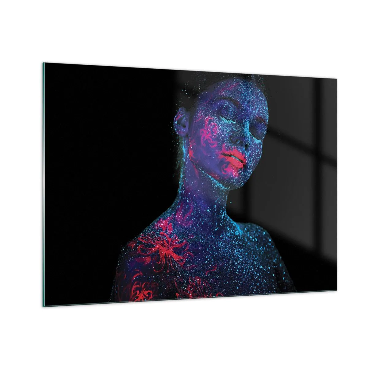 Glasbild - Bild auf glas - Porträt einer Frau mit fluoreszierender Körperbemalung - 100x70cm - Im Sternenstaub - Moderne Wanddekoration für Wohnzimmer und Schlafzimmer ARTTOR