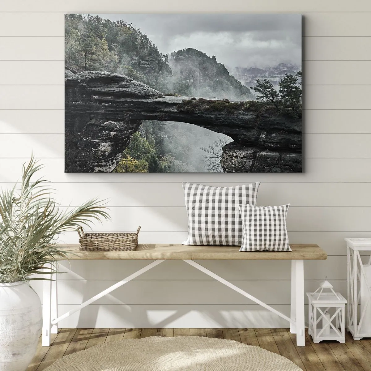 Bild auf Leinwand - Leinwandbild - Ein Steinbogen, umgeben von nebligen Bergen und Wäldern - 100x70cm - Abenteuer beginnt gleich - Moderne Wanddekoration für Wohnzimmer und Schlafzimmer ARTTOR