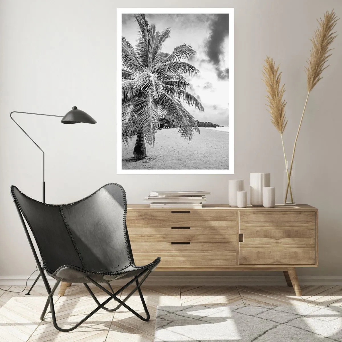 Poster - Eine schwarz-weiße Palme an einem leeren Strand unter einem bewölkten Himmel. - 50x70cm - Wenn du dich nach Einsamkeit sehnst ... - Moderne Wanddekoration für Wohnzimmer und Schlafzimmer ARTTOR