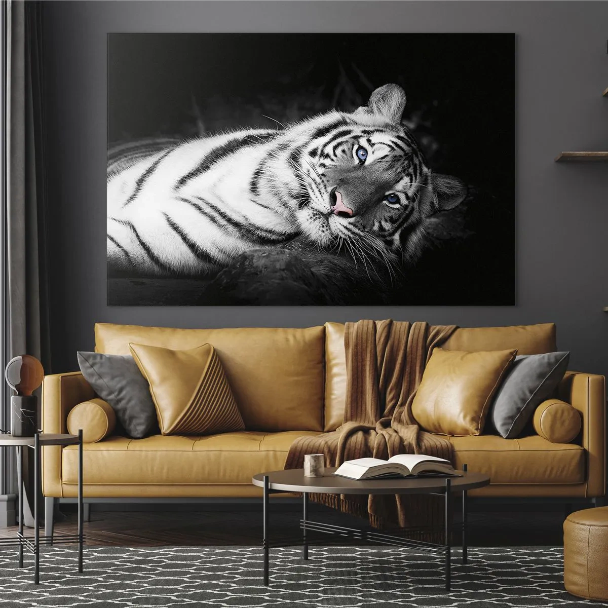 Glasbild - Bild auf glas - Ein weißer Tiger mit blauen Augen in einer schwarz-weißen Umgebung - 100x70cm - Wildnis und Frieden - Moderne Wanddekoration für Wohnzimmer und Schlafzimmer ARTTOR
