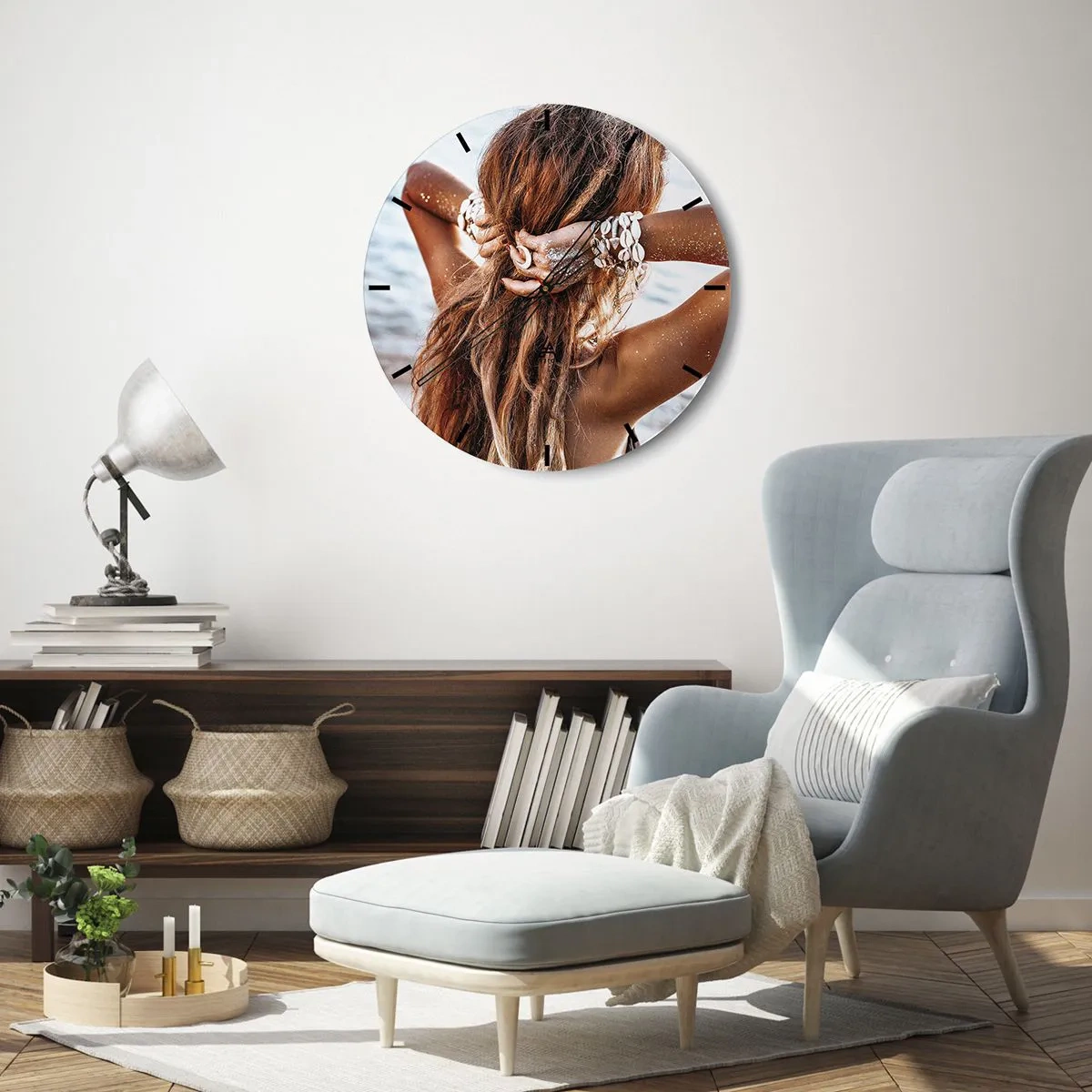 Wanduhr - Glasuhr - Eine gebräunte Frau am Wasser mit Muscheln im Haar - 30x30cm - Eine Schwester von Wasser und Sonne - Moderne Wanddekoration für Wohnzimmer, Küche und Schlafzimmer ARTTOR