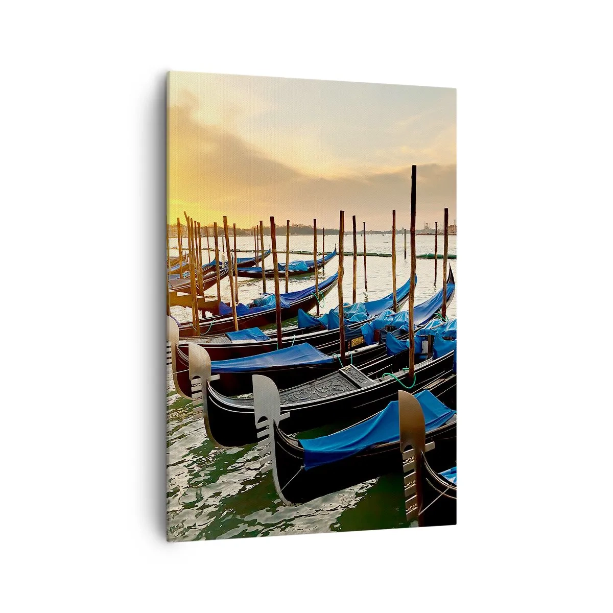 Bild auf Leinwand - Leinwandbild - Gondeln in Venedig am Morgen im Licht der aufgehenden Sonne - 70x100cm - Bevor das Summen kommt - Moderne Wanddekoration für Wohnzimmer und Schlafzimmer ARTTOR