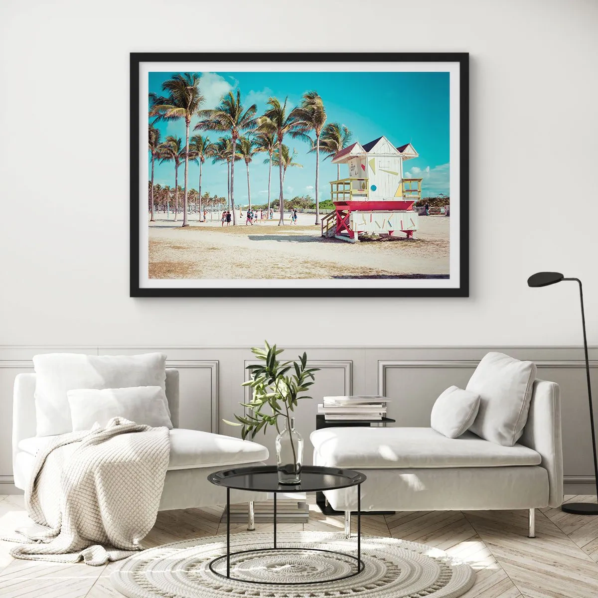 Poster in einem schwarzem Rahmen - Ein Strand mit Palmen und einem Rettungsschwimmerturm im Hintergrund - 100x70cm - Dir steht ein schöner Tag bevor - Moderne Wanddekoration für Wohnzimmer und Schlafzimmer ARTTOR